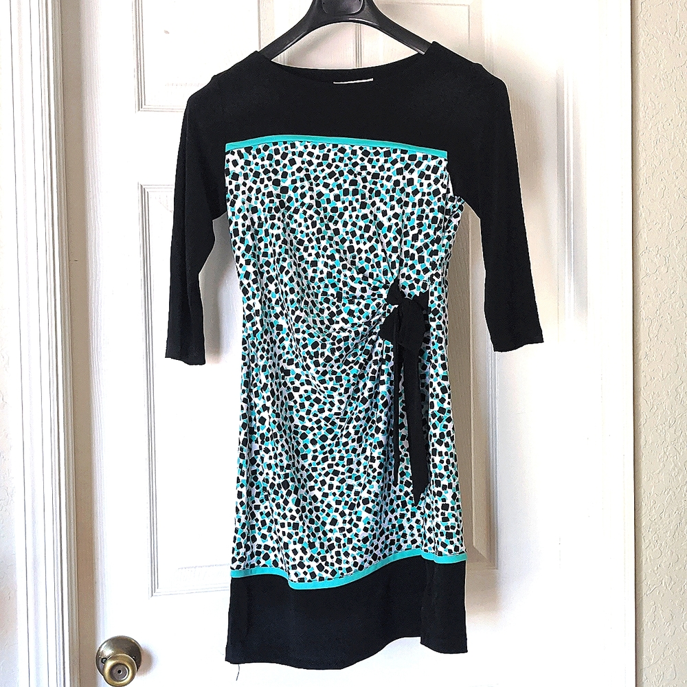 Shelby Parker dress 3/4 lengt ties at the waist with ruching. Super flattering.